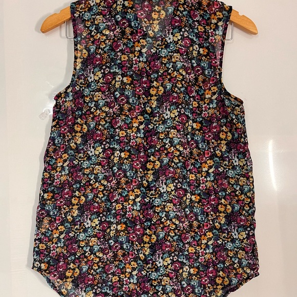 No Boundaries Floral Sleeveless Tops - Picture 2 of 6